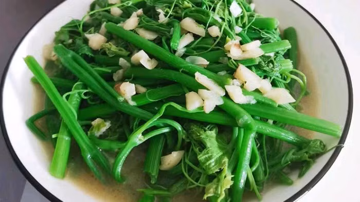 Ngoài xào, rau có thể luộc, nấu canh hoặc ăn kèm lẩu, giữ trọn vị thanh mát và dinh dưỡng. Một bát canh ngọn su su nấu cùng thịt bằm hay tôm khô trong ngày thu se lạnh sẽ làm bữa cơm thêm ấm cúng. Ảnh minh họa