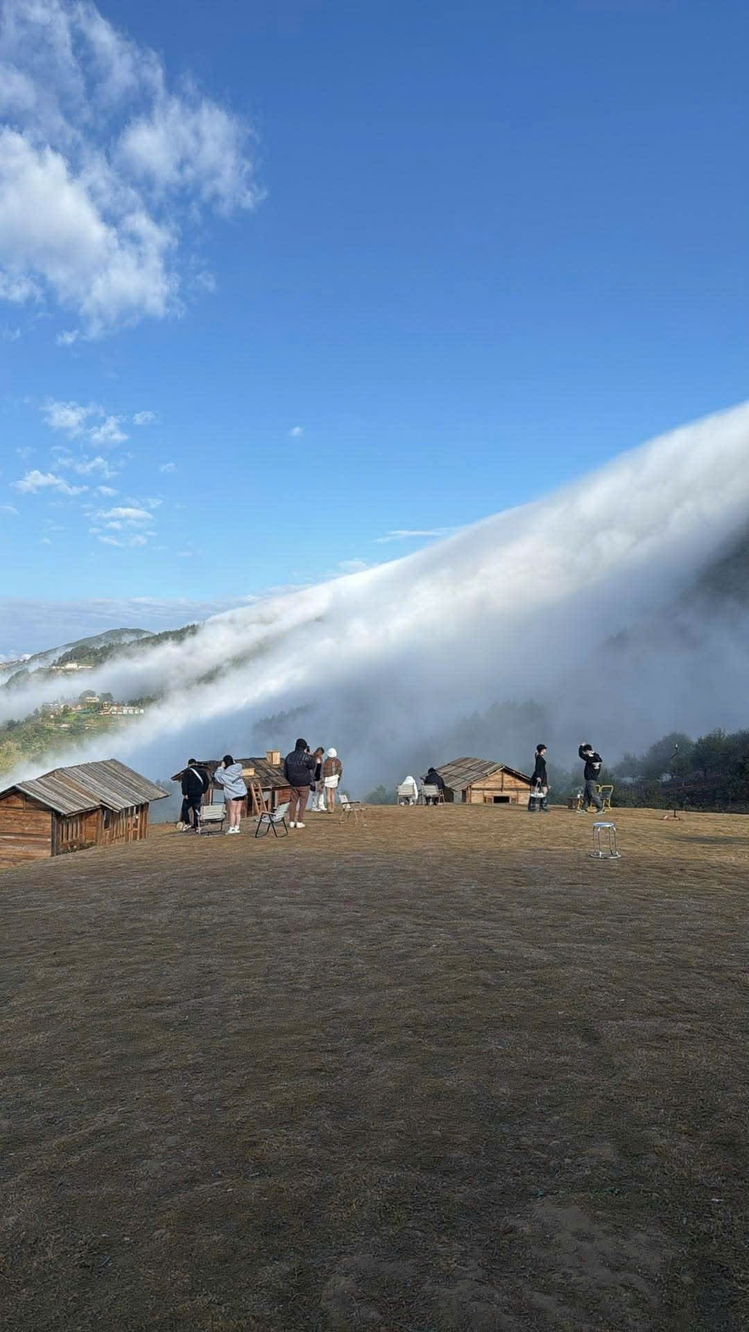 Thời điểm cuối năm và đầu xuân được xem là mùa đẹp nhất để khám phá Tà Xùa. Nhiệt độ buổi sáng dao động khoảng 13–17 độ C, trời khô ráo, ít mưa, thuận lợi cho việc săn mây, ngắm bình minh và chụp ảnh. Những ngày cuối tuần, các homestay trên đỉnh núi thường kín phòng từ sớm. Không ít du khách lựa chọn cắm trại qua đêm để chủ động đón khoảnh khắc mây “đổ” lúc rạng đông. Ảnh Wevivu