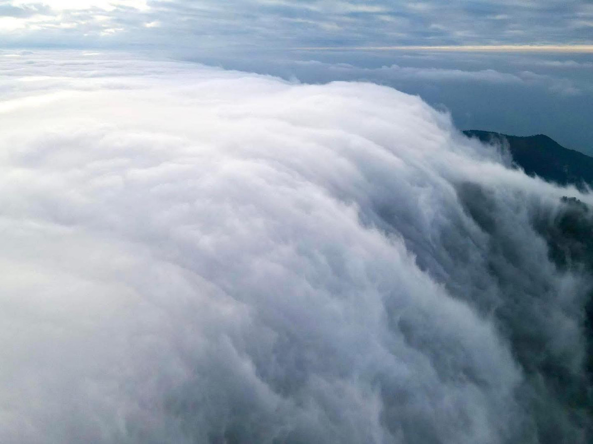 Những ngày gần đây, nhiều phượt thủ và du khách may mắn ghi lại khoảnh khắc thác mây xuất hiện trên các sườn núi Tà Xùa (xã Tà Xùa, tỉnh Sơn La). Ảnh Nguyen Tien Cong