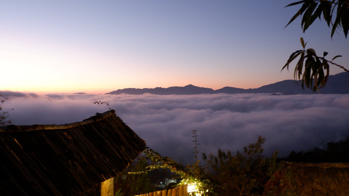 Khoảnh khắc đẹp nhất thường chỉ kéo dài từ hơn 5h sáng đến khoảng 7h, trước khi nắng lên làm mây tan dần. Ảnh Nhà Bên Rừng