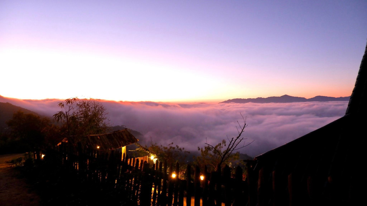 Theo kinh nghiệm của những người thường xuyên săn mây, thác mây thường hình thành sau những đêm nhiệt độ giảm sâu, khi không khí lạnh tràn về mạnh. Hơi nước ngưng tụ dày đặc dưới thung lũng, đến rạng sáng, sự chênh lệch nhiệt độ giữa đỉnh và chân núi khiến mây bị đẩy lên cao, cuộn tràn qua các triền núi đá. Ảnh Nhà Bên Rừng