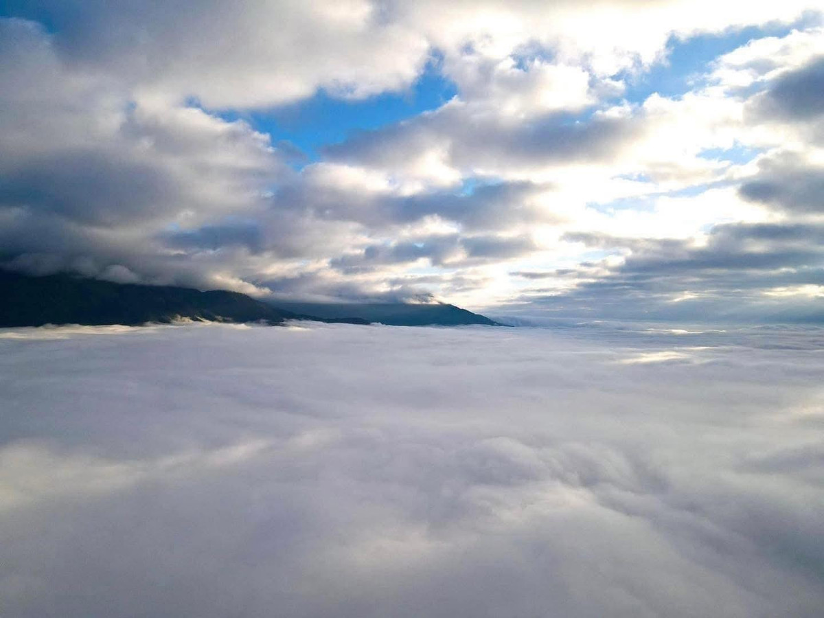 Không phải ngày nào Tà Xùa cũng khoác lên mình tấm áo mây kỳ ảo. Nhưng khi hội tụ đủ điều kiện thời tiết, nơi được mệnh danh là “thiên đường săn mây” của Tây Bắc bất ngờ phô diễn một cảnh tượng hiếm gặp: thác mây trắng xóa đổ tràn qua sườn núi, uốn lượn như dòng suối khổng lồ giữa đại ngàn. Ảnh Nguyen Tien Cong