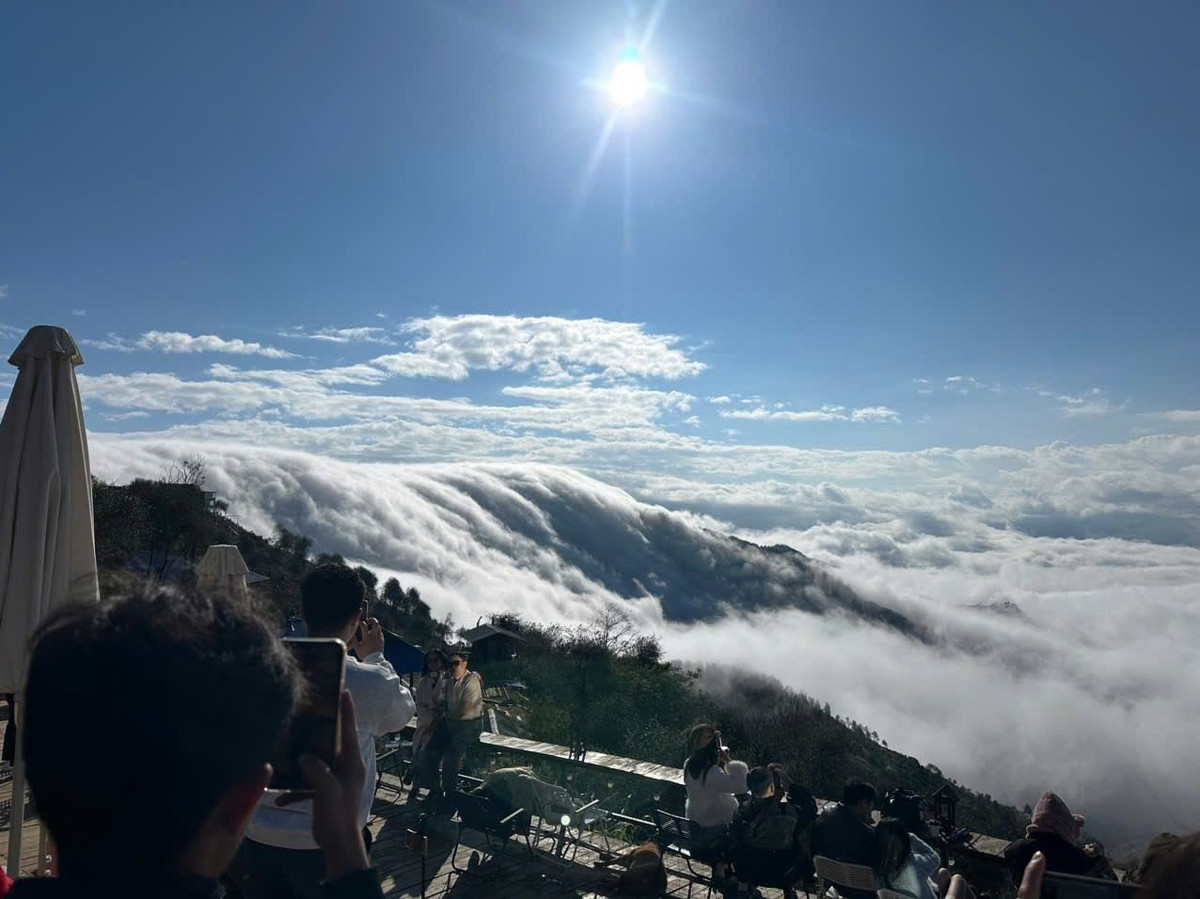 Chính sự “đỏng đảnh” ấy khiến thác mây trở thành món quà hiếm hoi của thiên nhiên, không phải ai đến Tà Xùa cũng có cơ hội chiêm ngưỡng. Nhiều du khách chấp nhận dậy từ rất sớm, đứng giữa cái lạnh se sắt để chờ đợi khoảnh khắc mây bắt đầu dâng lên, tràn qua sườn núi như dòng suối bạc. Ảnh Wevivu