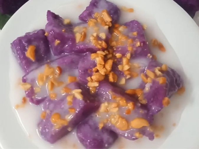 Ngoài ra, khoai mỡ còn mang lại lợi ích cho da và tóc. Vitamin C và chất chống oxy hóa thúc đẩy quá trình sản xuất collagen, hỗ trợ làm lành tế bào, bảo vệ da trước dấu hiệu lão hóa và giúp tóc khỏe mạnh hơn. Hàm lượng sắt, kali, mangan có trong khoai mỡ còn hỗ trợ kiểm soát huyết áp, duy trì sức khỏe tim mạch và giảm nguy cơ thiếu máu.