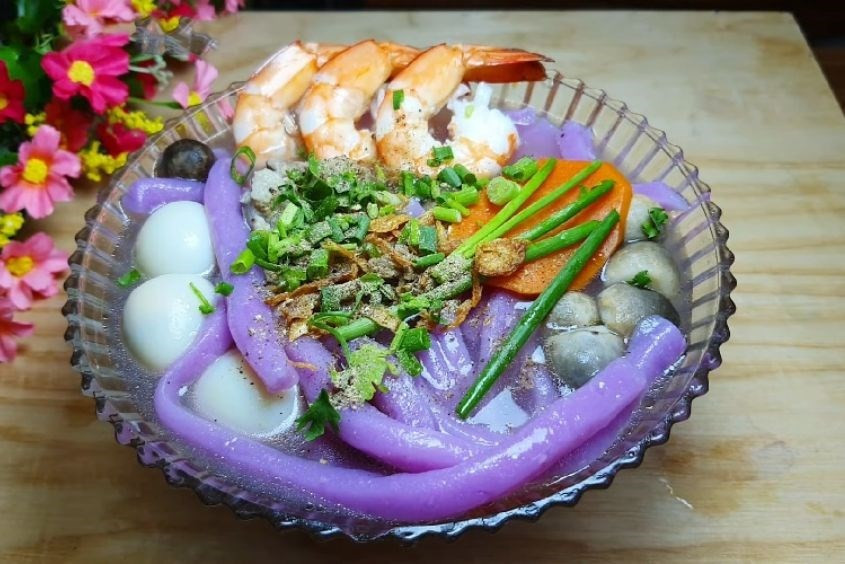 Từ món canh tím đặc trưng đến súp, bánh hay món ăn tráng miệng, khoai mỡ mang hương vị giản dị nhưng chứa đựng giá trị sức khỏe đáng kể – xứng đáng có mặt trong căn bếp gia đình.