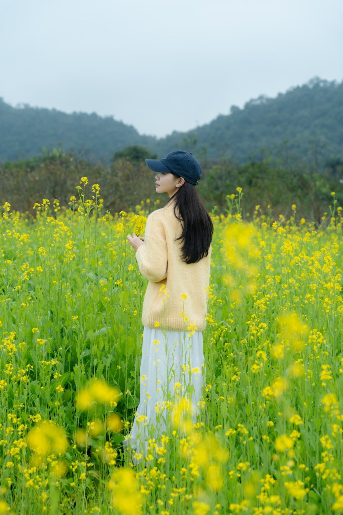 Trang phục nên chọn các gam màu sáng, trung tính như trắng, be, kem để tạo sự tương phản nhẹ với sắc vàng của hoa và khung cảnh mùa đông. Áo khoác dáng dài, khăn choàng mỏng cũng là lựa chọn phù hợp với tiết trời cao nguyên. Ảnh Huyen Chang