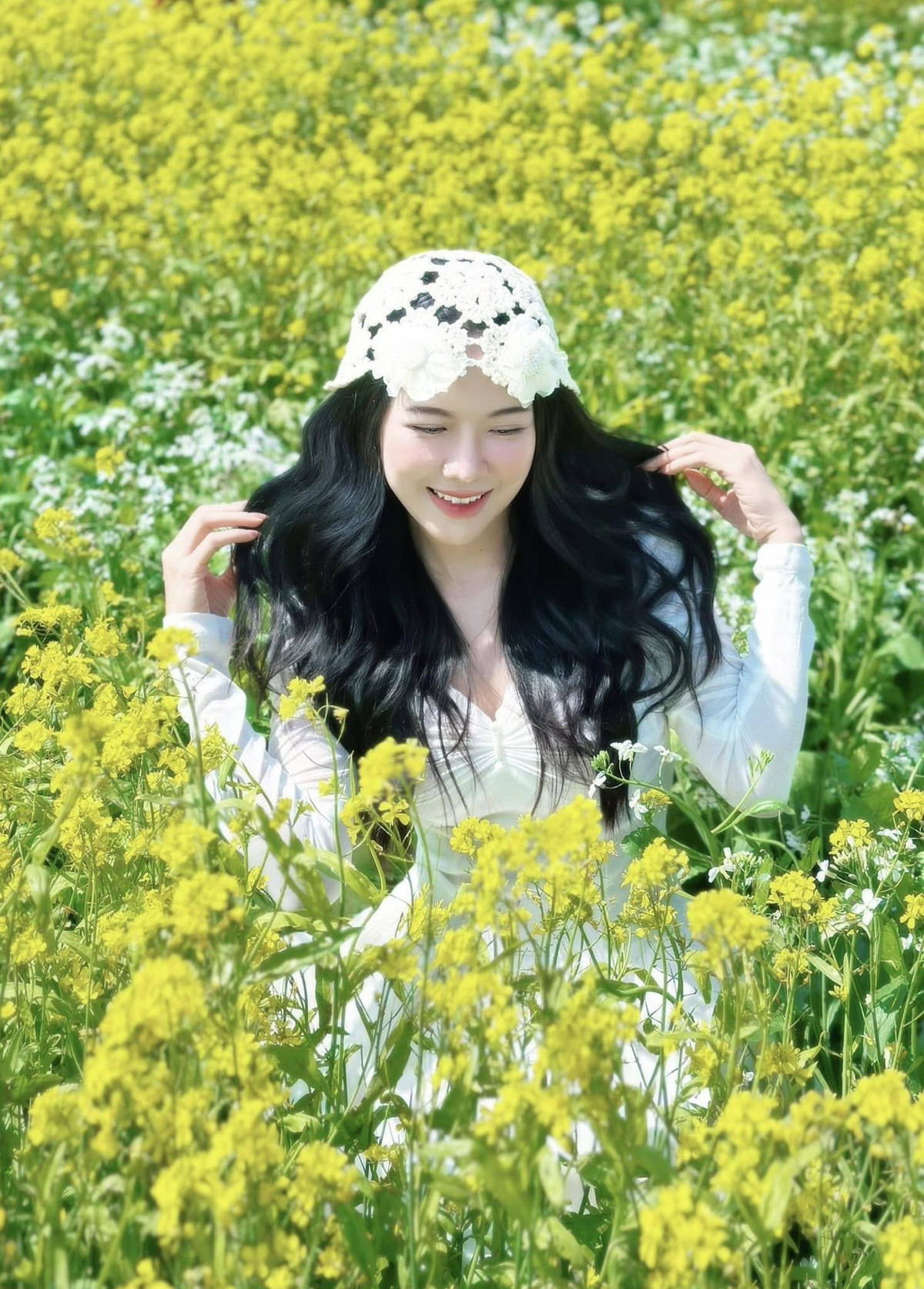 Bên cạnh ngắm hoa cải vàng, du khách có thể kết hợp tham quan rừng thông Bản Áng, đồi chè, thác Dải Yếm hay các bản làng vùng cao. Mộc Châu mùa đông không quá rực rỡ nhưng lại mang vẻ đẹp trầm tĩnh, rất riêng. Khi đêm xuống, tiết trời lạnh hơn khiến những món ăn nóng như bê chao, cá suối nướng, sữa nóng Mộc Châu trở nên hấp dẫn, góp phần làm trọn vẹn hành trình khám phá cao nguyên trong mùa đông. Ảnh Ngoc An