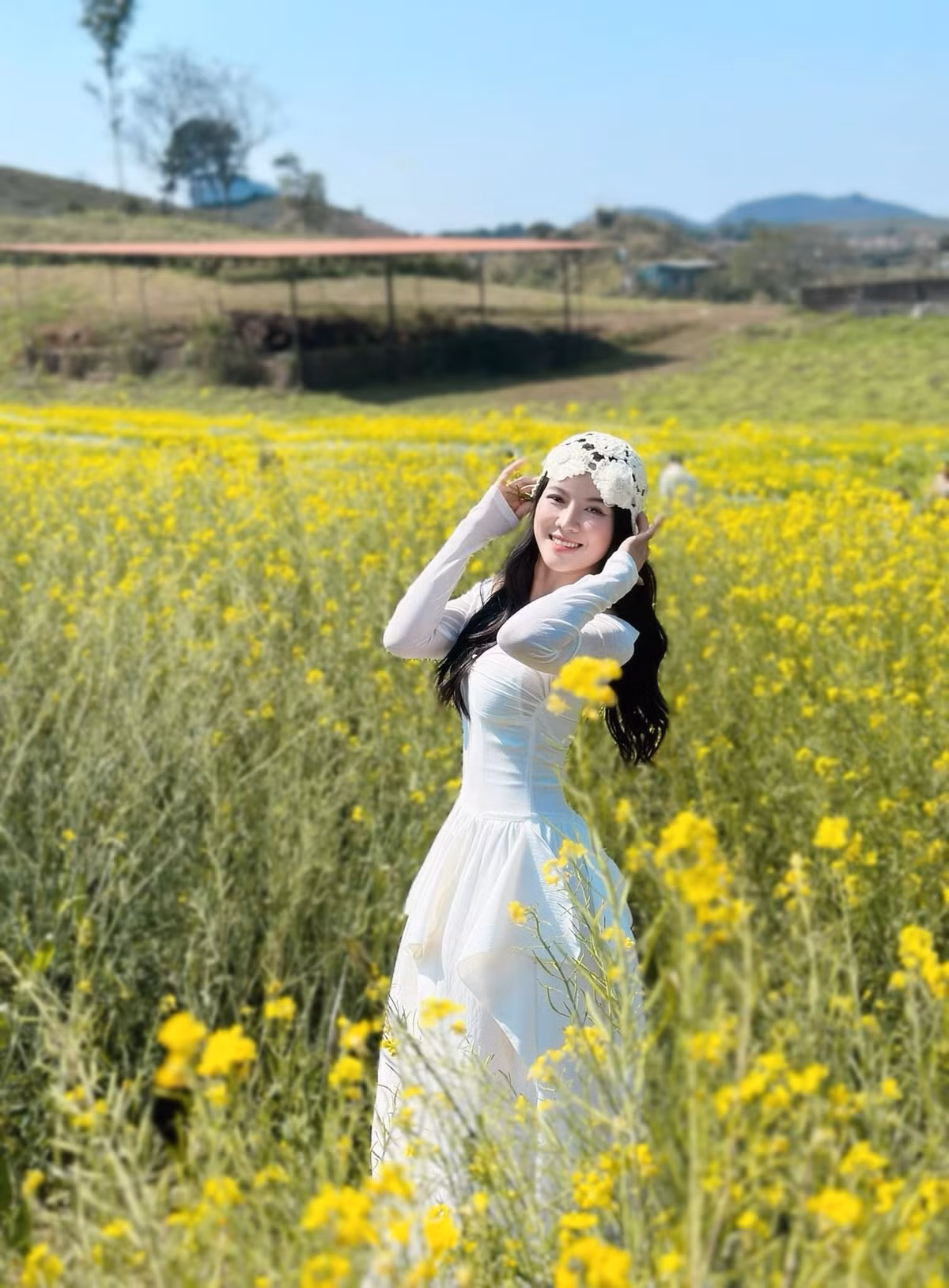 Giữa mùa đông giá lạnh, sắc vàng hoa cải đã mang đến cho Mộc Châu một nét chấm phá dịu dàng. Không cần đợi đến xuân, cao nguyên vẫn đủ sức cuốn hút du khách bằng vẻ đẹp mộc mạc, bình yên và rất đỗi thơ mộng. Ảnh Ngoc An