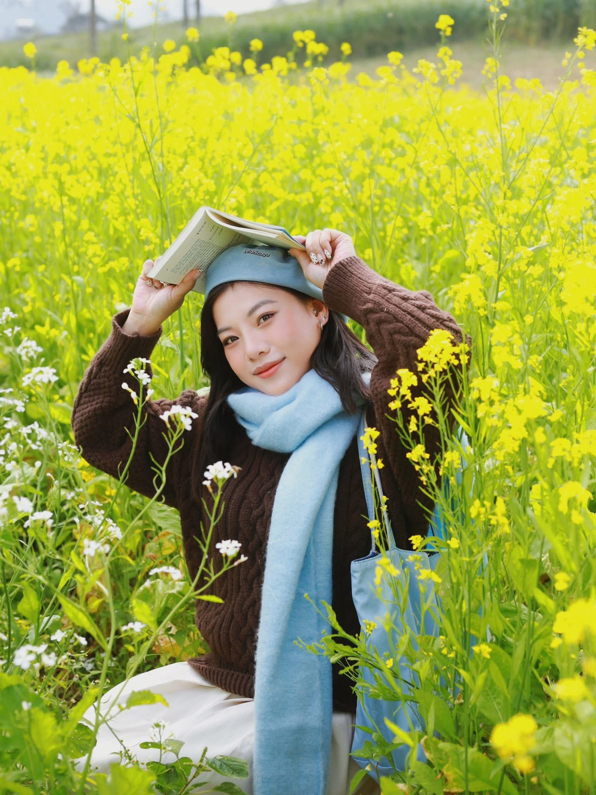 Thời điểm này, hoa cải vàng chưa phủ kín các sườn đồi, thung lũng nhưng đã nở rải rác thành từng khoảng lớn nhỏ xen kẽ màu xanh của cỏ, nương rẫy và đồi chè. Chính sự tương phản ấy tạo nên bức tranh thiên nhiên hài hòa, trầm lắng rất đặc trưng của Mộc Châu mùa đông. Ảnh Nguyen Hong Anh