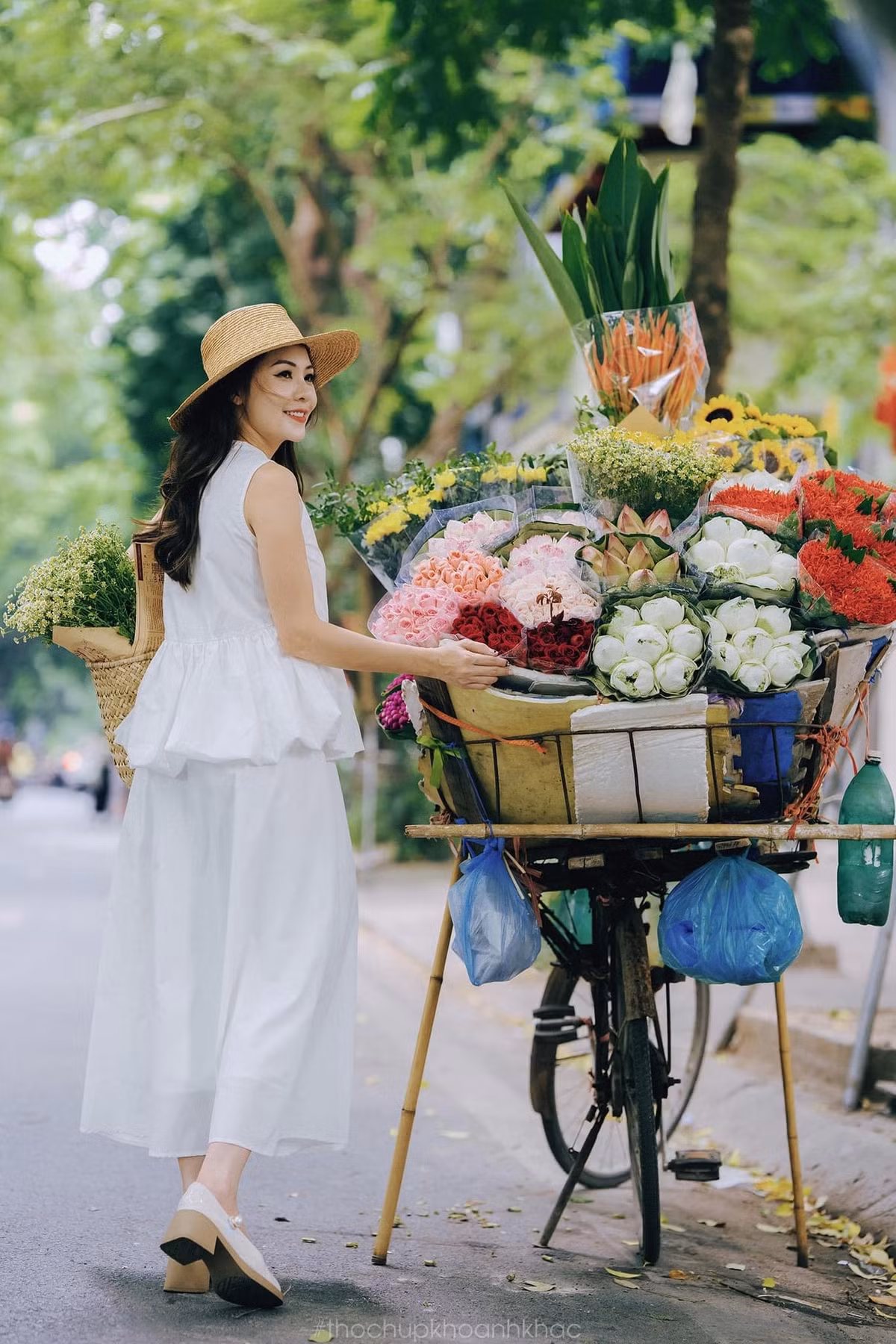 Một trong những điểm nhấn mùa thu Hà Nội là phố Phan Đình Phùng – con đường cổ kính với hai hàng sấu già rợp bóng, lá vàng trải đầy vỉa hè lát gạch. Buổi sáng sớm hay chiều tà, khi ánh nắng xuyên qua tán lá hắt lên những biệt thự Pháp cổ, không gian nơi đây trở nên yên bình và nên thơ. Ảnh Thuong Nguyen