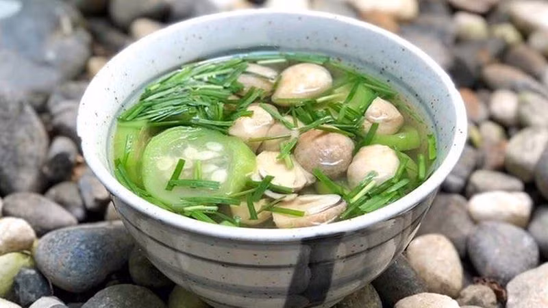 Rau hẹ cũng không phải lựa chọn phù hợp với người đang bị mụn nhọt, viêm nhiễm hoặc có vết thương hở. Khi cơ thể đang trong tình trạng viêm, việc sử dụng thực phẩm có tính sinh nhiệt như hẹ có thể làm tăng cảm giác ngứa ngáy, sưng đau, thậm chí khiến vết thương lâu lành hơn. Ảnh minh họa