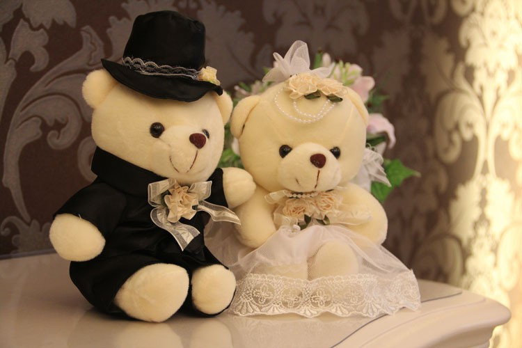 Một chú gấu bông big size có thể không thay thế được con người thật, nhưng lại đủ để xoa dịu cảm giác cô đơn trong những lúc nhớ nhung. Sau một ngày dài mệt mỏi, được ôm một “bờ vai” mềm mại cũng khiến tâm trạng trở nên nhẹ nhàng hơn. Với nhiều cặp đôi yêu xa, gấu bông không chỉ là quà tặng mà còn là người bạn đồng hành mỗi tối. Ảnh minh họa