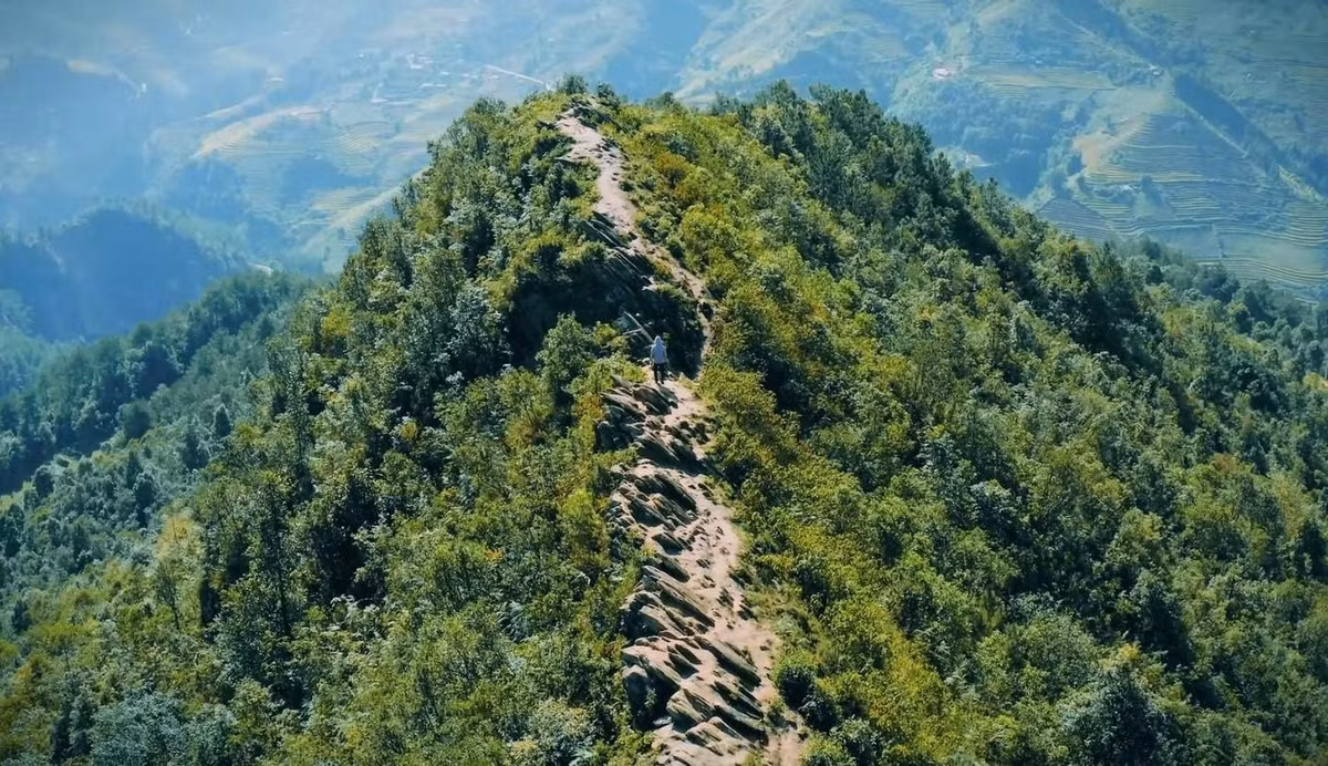 Con đường mòn nhỏ chạy dọc theo triền núi, cùng những khối đá sừng sững, mang đến cho du khách cảm giác vừa hùng vĩ vừa hoang sơ. Ảnh Nguyễn Trọng Cung