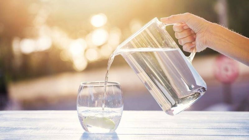 Sau một đêm dài, cơ thể rơi vào trạng thái thiếu nước nhẹ. Uống nước lọc ngay khi thức dậy giúp bù nước kịp thời, kích hoạt hoạt động của các cơ quan và hỗ trợ nhu động ruột. Ảnh minh họa