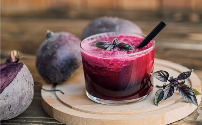 Củ dền được biết đến với hàm lượng nitrat tự nhiên cao, giúp tăng lưu thông máu đến các cơ quan trong cơ thể, bao gồm cả đường ruột. Ảnh minh họa