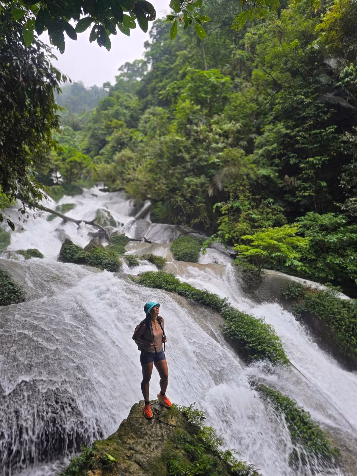 Để đến được thác, du khách phải đi bộ khoảng 2–3km xuyên rừng. Cung đường không quá khó nhưng đủ để rũ bỏ bụi bặm phố thị. Ảnh Cu Porter