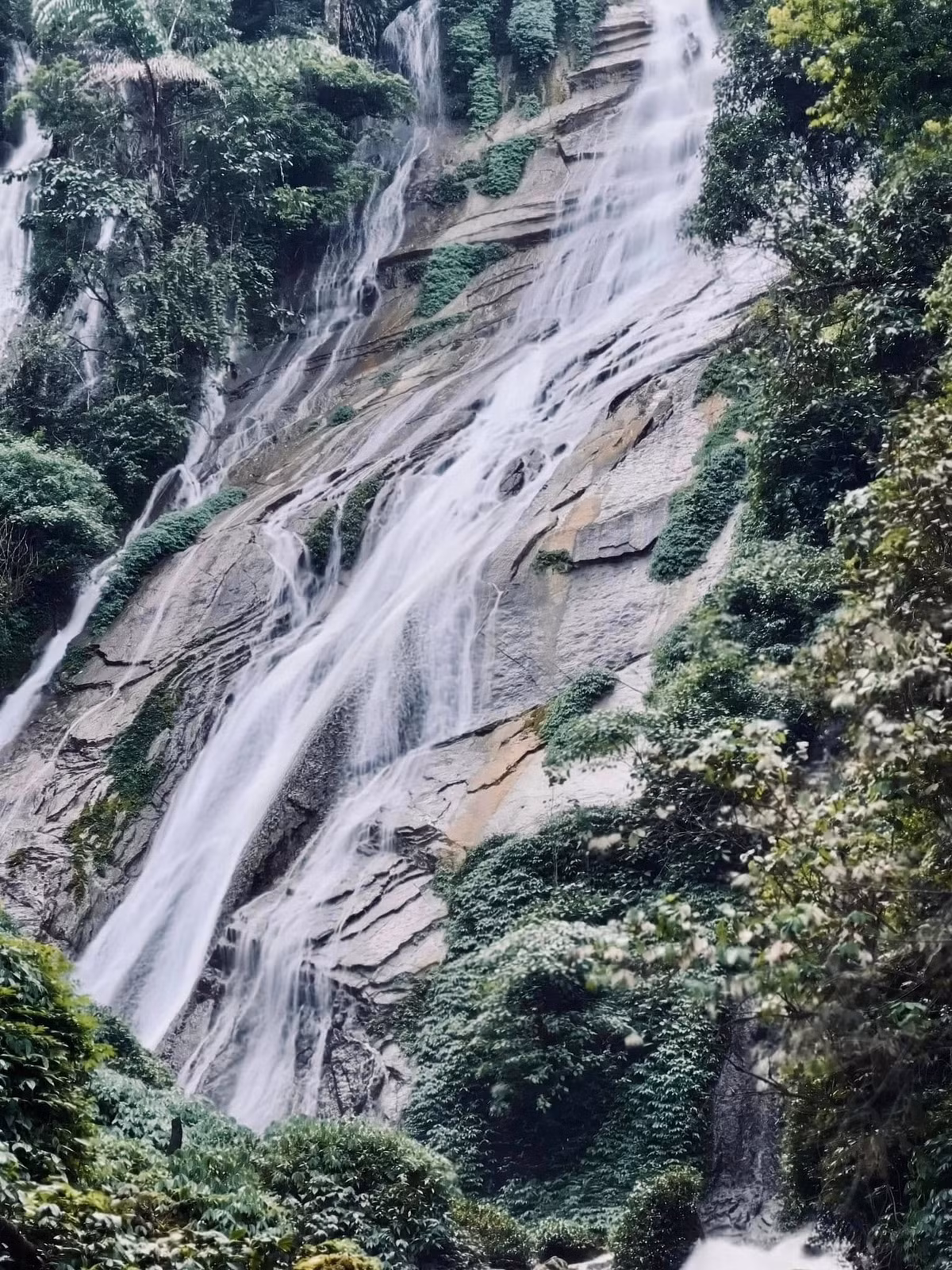 Nằm cách trung tâm thị trấn Sìn Hồ (tỉnh Lai Châu) khoảng 40km, thác Nậm Lúc thuộc bản Nậm Lúc 2, xã Phăng Sô Lin là nơi còn khá nguyên sơ, ít người biết tới. Ảnh Chung Quốc Thành