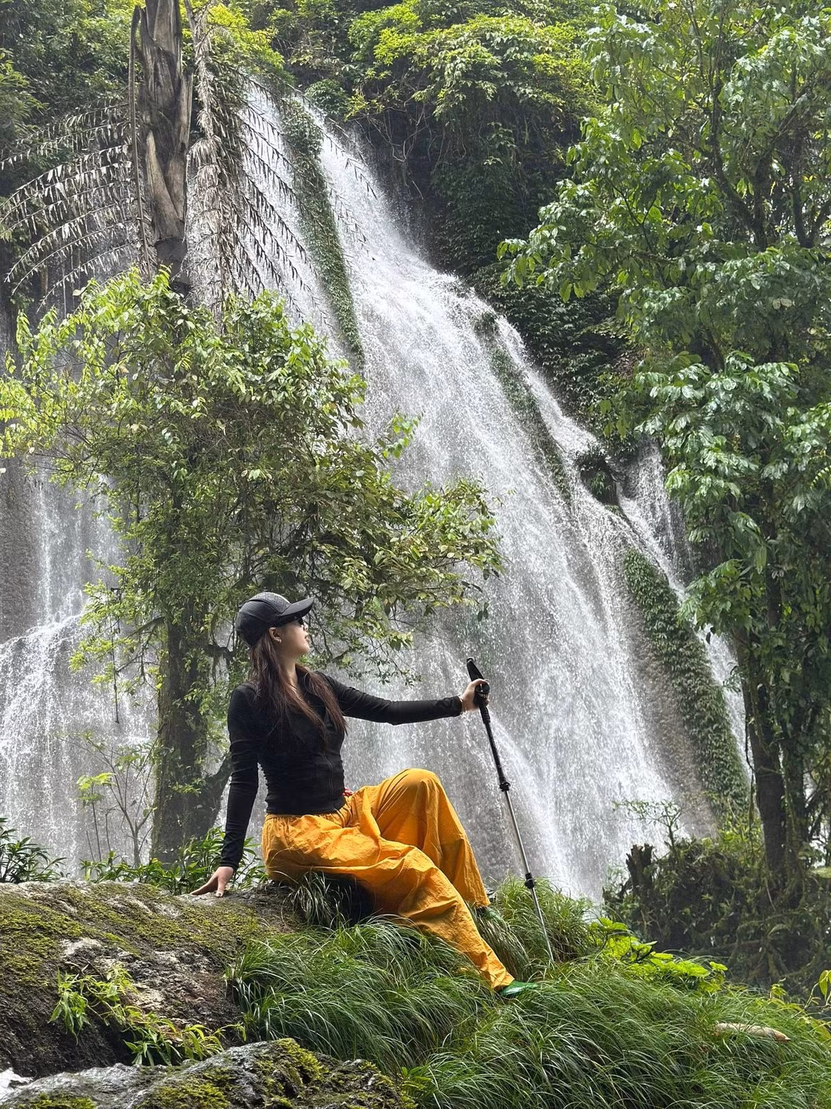 Không có dịch vụ du lịch ồn ã, thác Nậm Lúc phù hợp cho các nhóm nhỏ yêu khám phá và tôn trọng thiên nhiên. Du khách thường mang theo đồ ăn nhẹ, trải bạt nghỉ trưa, hoặc đơn giản là ngồi bên tảng đá, đọc sách, nghe tiếng thác, thả trôi mọi lo toan bộn bề. Một số nhóm phượt còn chọn cắm trại qua đêm gần thác để đón bình minh rừng núi. Ảnh AChơ Vivu