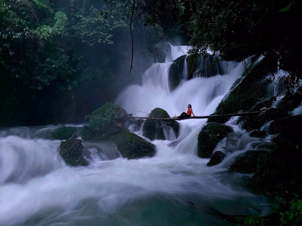 Hiện một số người dân địa phương và nhóm trekking nhỏ đã bắt đầu tổ chức tour trải nghiệm tới thác Nậm Lúc, kết hợp tìm hiểu văn hóa dân tộc Dao và Mông ở xã Phăng Sô Lin. Mức giá từ 700.000 – 1.000.000 đồng/người cho lịch trình 1–2 ngày, bao gồm dẫn đường, ăn trưa và hỗ trợ mang theo vật dụng cần thiết. Ảnh Cu Porter