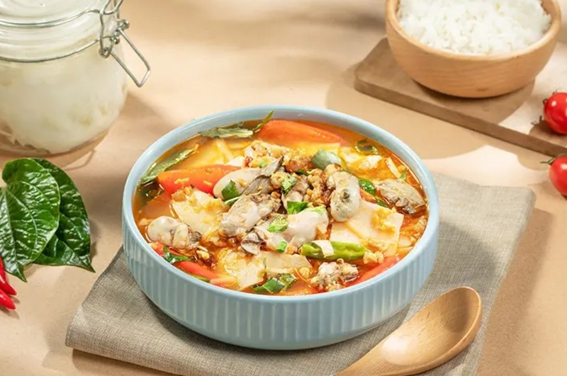 Với hàm lượng protein cao, hàu hỗ trợ kiểm soát cân nặng và đường huyết. Protein giúp tạo cảm giác no lâu, hạn chế ăn quá mức, đồng thời cải thiện khả năng kiểm soát đường huyết ở người mắc tiểu đường. Một số nghiên cứu cho thấy chế độ ăn giàu protein còn giúp giảm triglyceride trong máu – yếu tố nguy cơ quan trọng của bệnh tim mạch. Ảnh minh họa