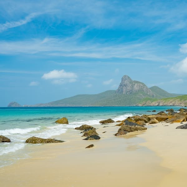 Nằm về phía đông nam của Đặc khu Côn Đảo, bãi Nhát được xem là một trong những bãi biển mang vẻ đẹp hoang sơ hiếm thấy, thu hút những du khách yêu thích thiên nhiên, ưa khám phá và mong muốn có những khoảnh khắc yên bình giữa biển trời trong xanh. Ảnh Traveloka