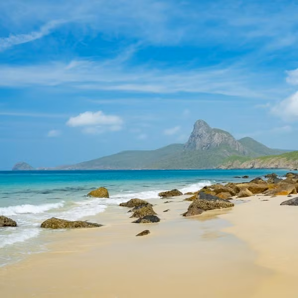 Nằm về phía đông nam của Đặc khu Côn Đảo, bãi Nhát được xem là một trong những bãi biển mang vẻ đẹp hoang sơ hiếm thấy, thu hút những du khách yêu thích thiên nhiên, ưa khám phá và mong muốn có những khoảnh khắc yên bình giữa biển trời trong xanh. Ảnh Traveloka