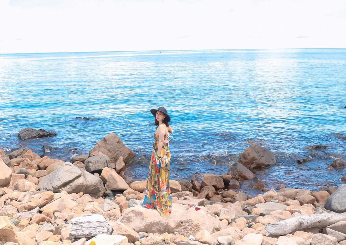 Dù nằm ngay cạnh trục đường chính của đảo, bãi Nhát vẫn giữ được nét nguyên sơ hiếm có. Cát trắng mịn, sóng biển hiền hòa vỗ nhẹ từng đợt. Ảnh MIA