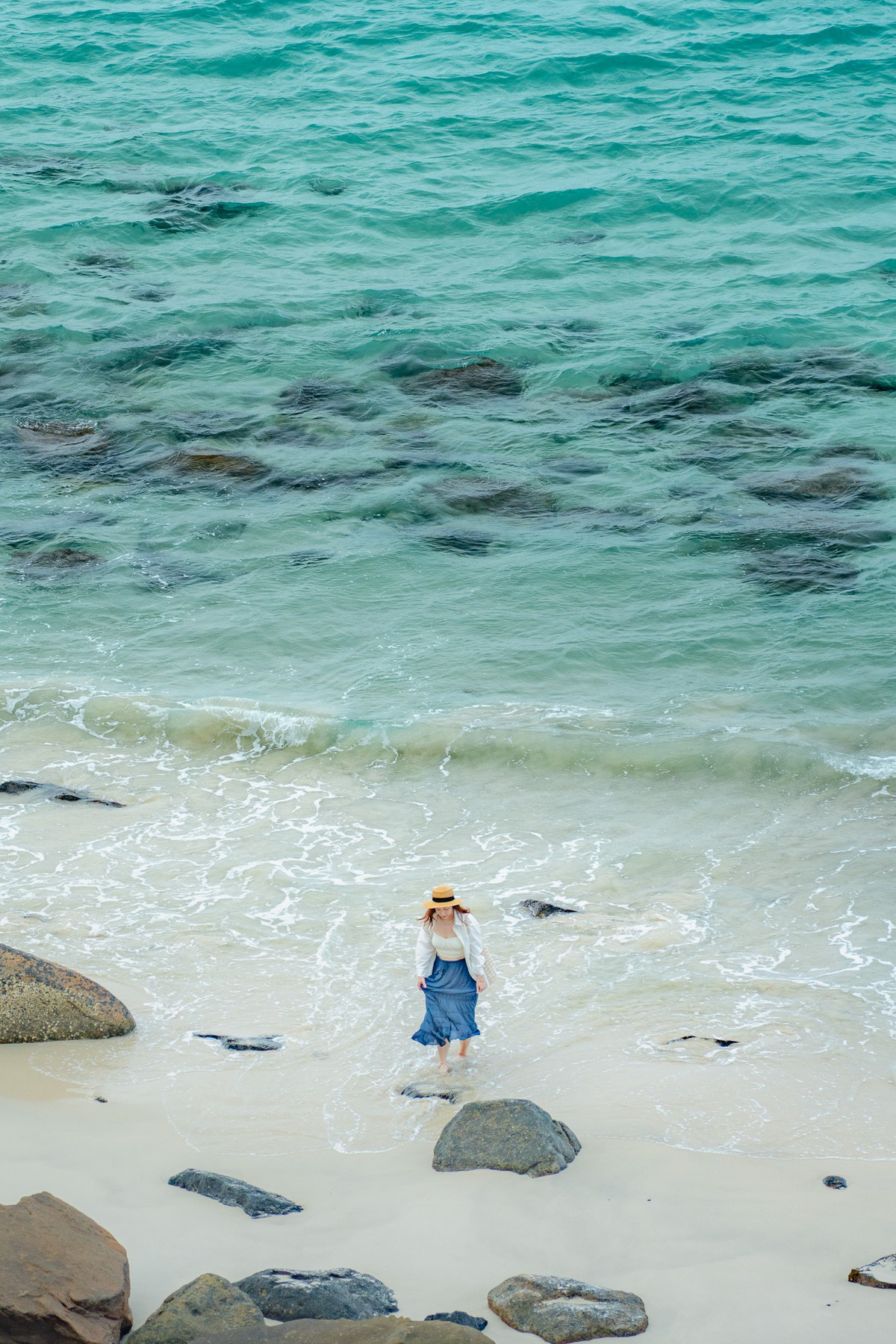 Sự biến đổi kỳ thú ấy khiến nơi đây mang một vẻ đẹp thoắt ẩn thoắt hiện, như một dải lụa mềm buông hờ giữa lòng biển xanh. Ảnh Nguyễn Hồng Nhật