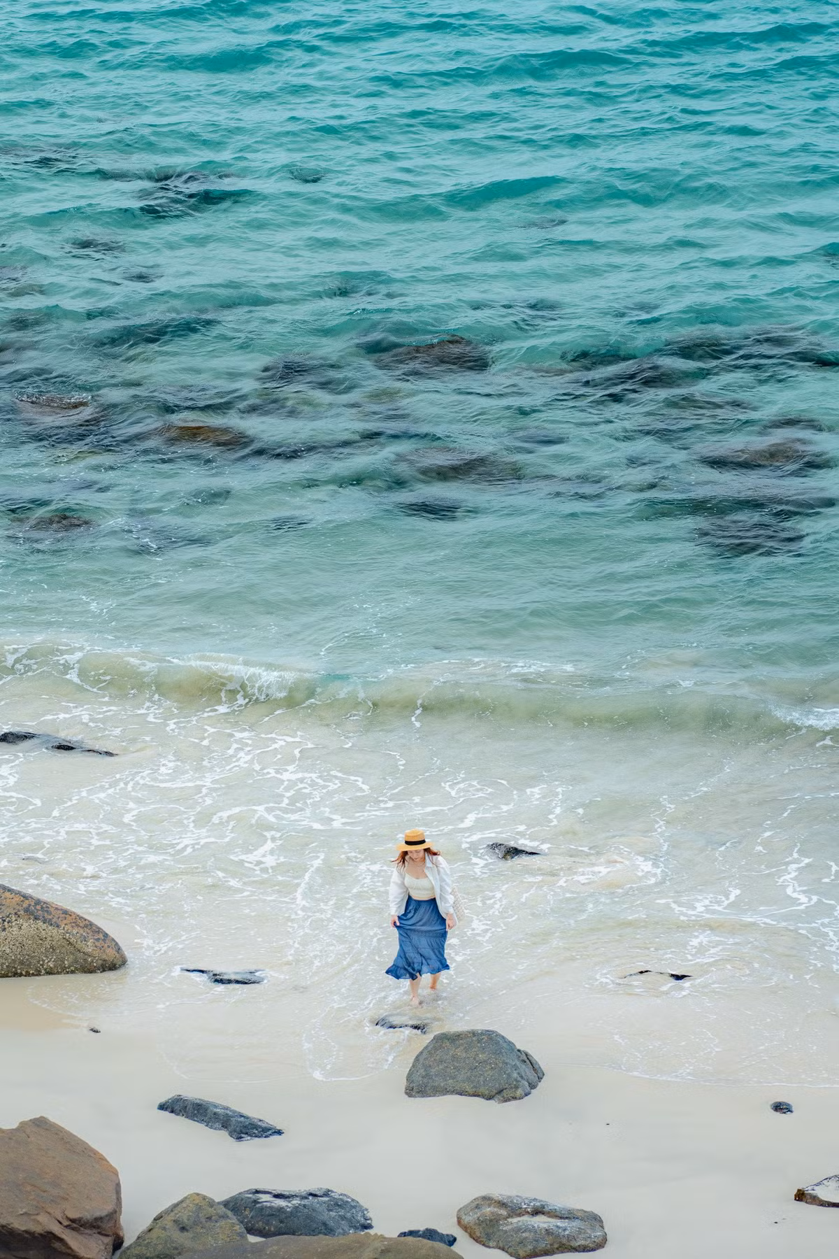 Sự biến đổi kỳ thú ấy khiến nơi đây mang một vẻ đẹp thoắt ẩn thoắt hiện, như một dải lụa mềm buông hờ giữa lòng biển xanh. Ảnh Nguyễn Hồng Nhật