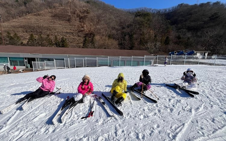 Nếu muốn tìm một không gian yên tĩnh, dễ di chuyển, Konjiam Resort chỉ cách Seoul 40 phút và nổi bật với hệ thống làm tuyết nhân tạo hiện đại, đảm bảo du khách có thể trượt tuyết bất kể thời tiết. Ảnh Klook