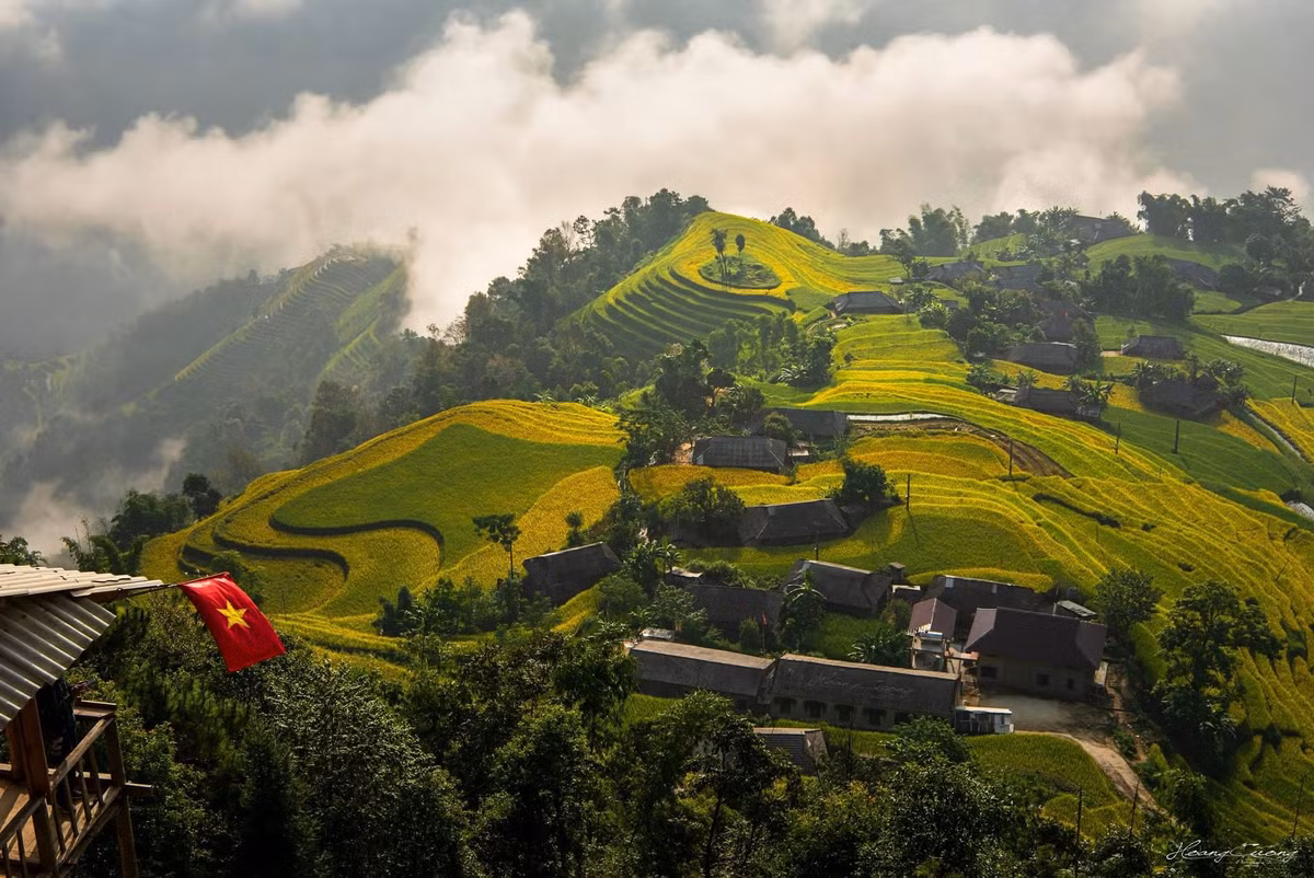 Du khách thường thuê trang phục dân tộc địa phương để lưu giữ những bức hình ấn tượng giữa biển lúa. Ảnh Phạm Hoàng Cương