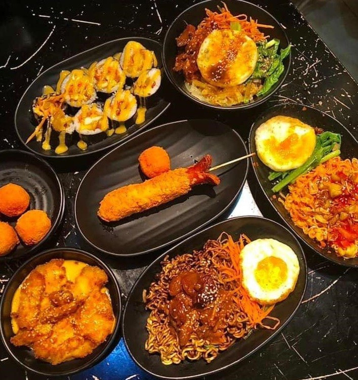 Với những ai yêu thích ẩm thực Hàn Quốc, Hangu là cái tên không thể bỏ qua. Từ tokbokki, hotdog phô mai đến gà xốt cay hay lẩu xiên que, món ăn ở đây được đánh giá đậm đà, nguyên liệu tươi, giá cả vừa túi tiền. Không gian quán nhỏ nhưng ấm cúng, đủ để thực khách cảm nhận trọn vẹn một góc Hàn Quốc giữa Sài Gòn về đêm. Ảnh Lemon