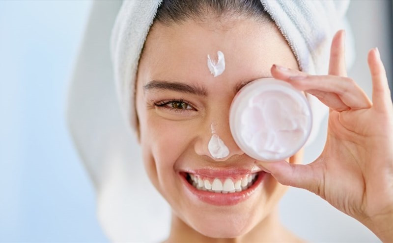 Sau khi làm sạch, nên sử dụng toner hoặc lotion để cân bằng độ pH và cấp ẩm ban đầu cho da. Tiếp đó, các loại serum chứa hyaluronic acid (HA), vitamin E, glycerin sẽ giúp tăng cường khả năng giữ nước. Bước cuối cùng là kem dưỡng để “khóa ẩm”, duy trì độ mềm mại cho làn da suốt ngày dài.