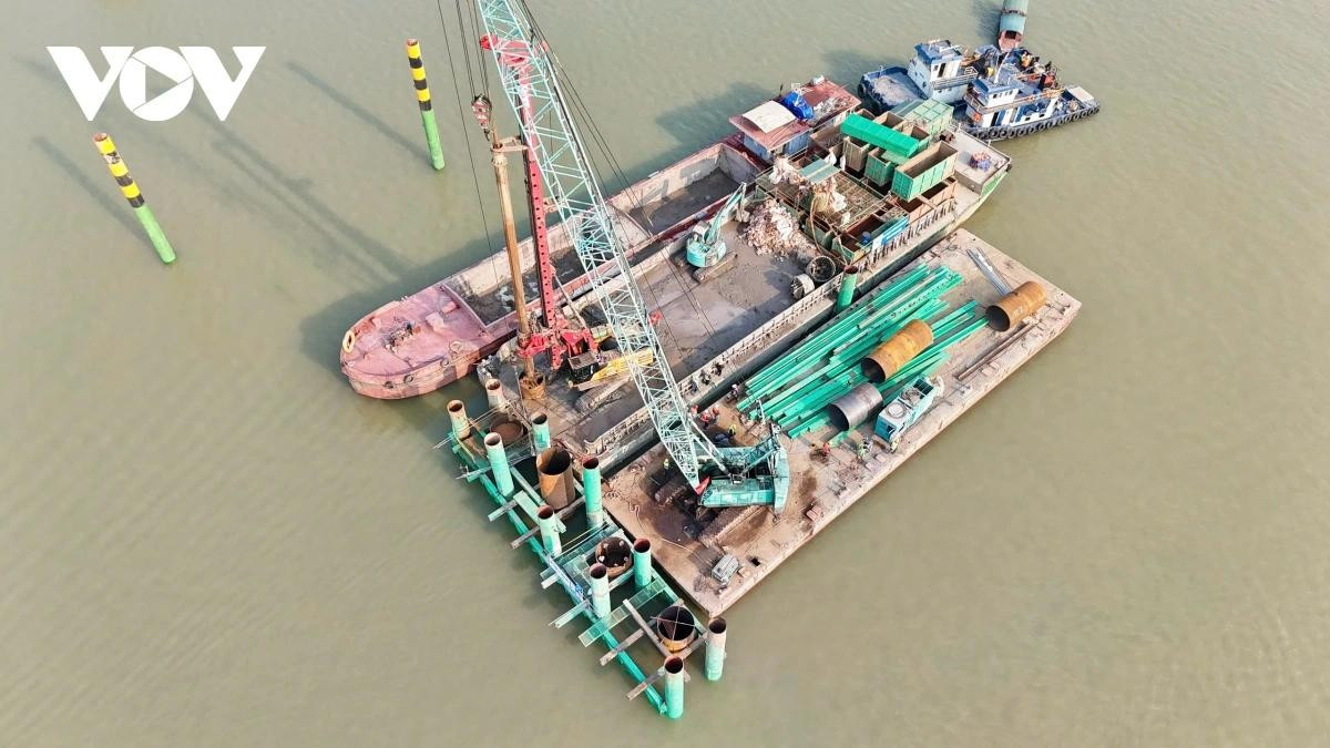 Để đua tốc độ về đích và "chạy" mùa mưa lũ, hiện nhiều mũi thi công (vừa khoan đào, vừa làm lồng sắt, đổ bê tông...) ở hạng mục làm móng, trụ cầu được thực hiện đồng bộ.