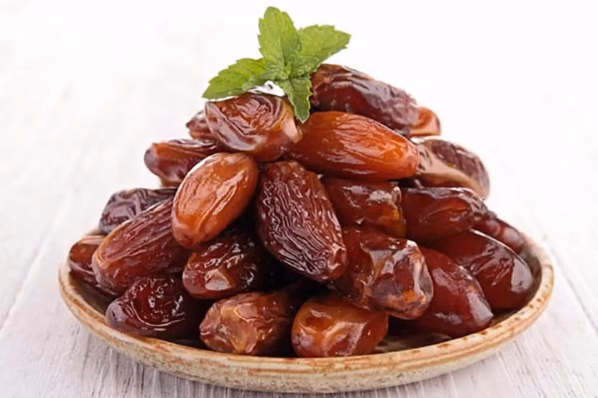 Không chỉ tốt cho gan, chà là còn giúp duy trì năng lượng, giảm mệt mỏi và cải thiện sức khỏe tổng thể. Ăn 2–3 quả chà là mỗi ngày là thói quen đơn giản nhưng mang lại lợi ích lớn. Ảnh minh họa