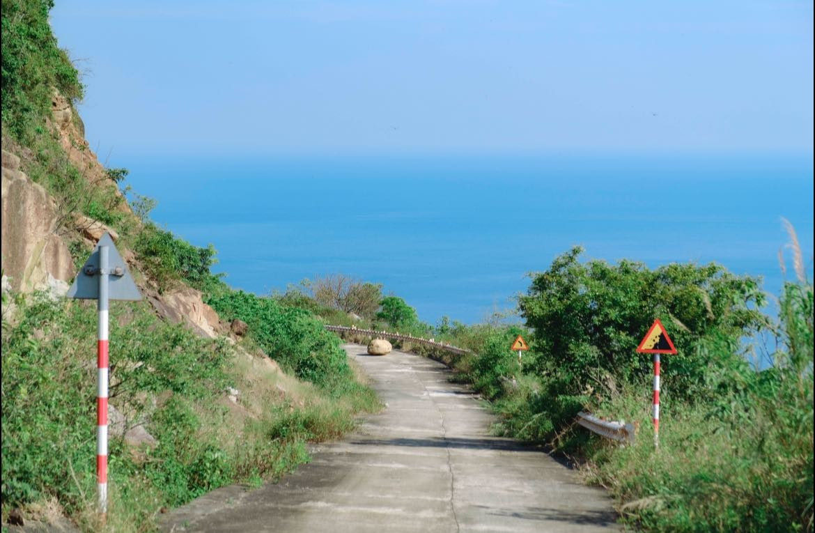 Du khách có thể dễ dàng nhìn thấy cá bơi lội sát bờ, rạn san hô lấp ló, và những vệt nắng xuyên qua lớp nước xanh ngọc. Không có tiếng loa nhạc, không có hàng quán ồn ào – chỉ còn tiếng sóng vỗ và gió biển hòa vào tiếng lòng thư thái. Ảnh Blog của Rọt