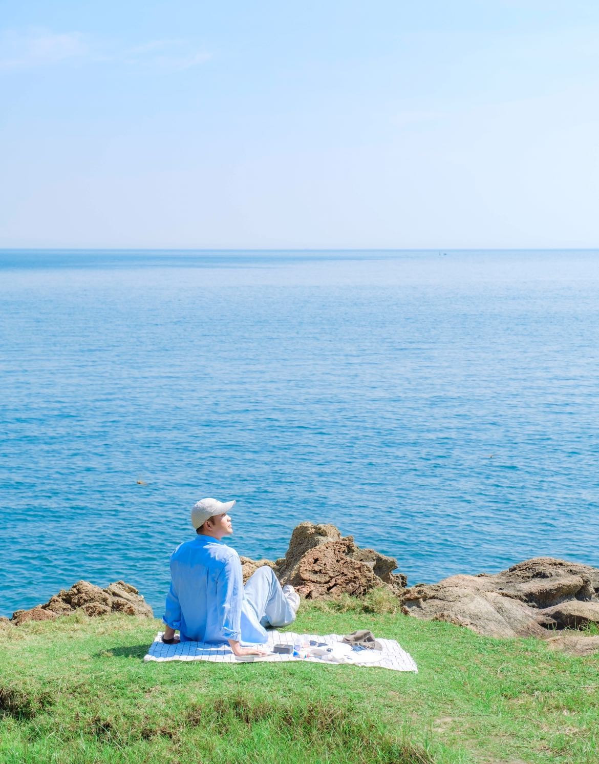 Đường xuống bãi khá dốc, cần đi bộ khoảng vài trăm mét, có đoạn trơn nếu trời mưa. Tuy nhiên, chính sự “khó tiếp cận” này lại là điểm cộng đối với những ai tìm kiếm không gian riêng tư và ít dấu chân người. Ảnh Blog của Rọt