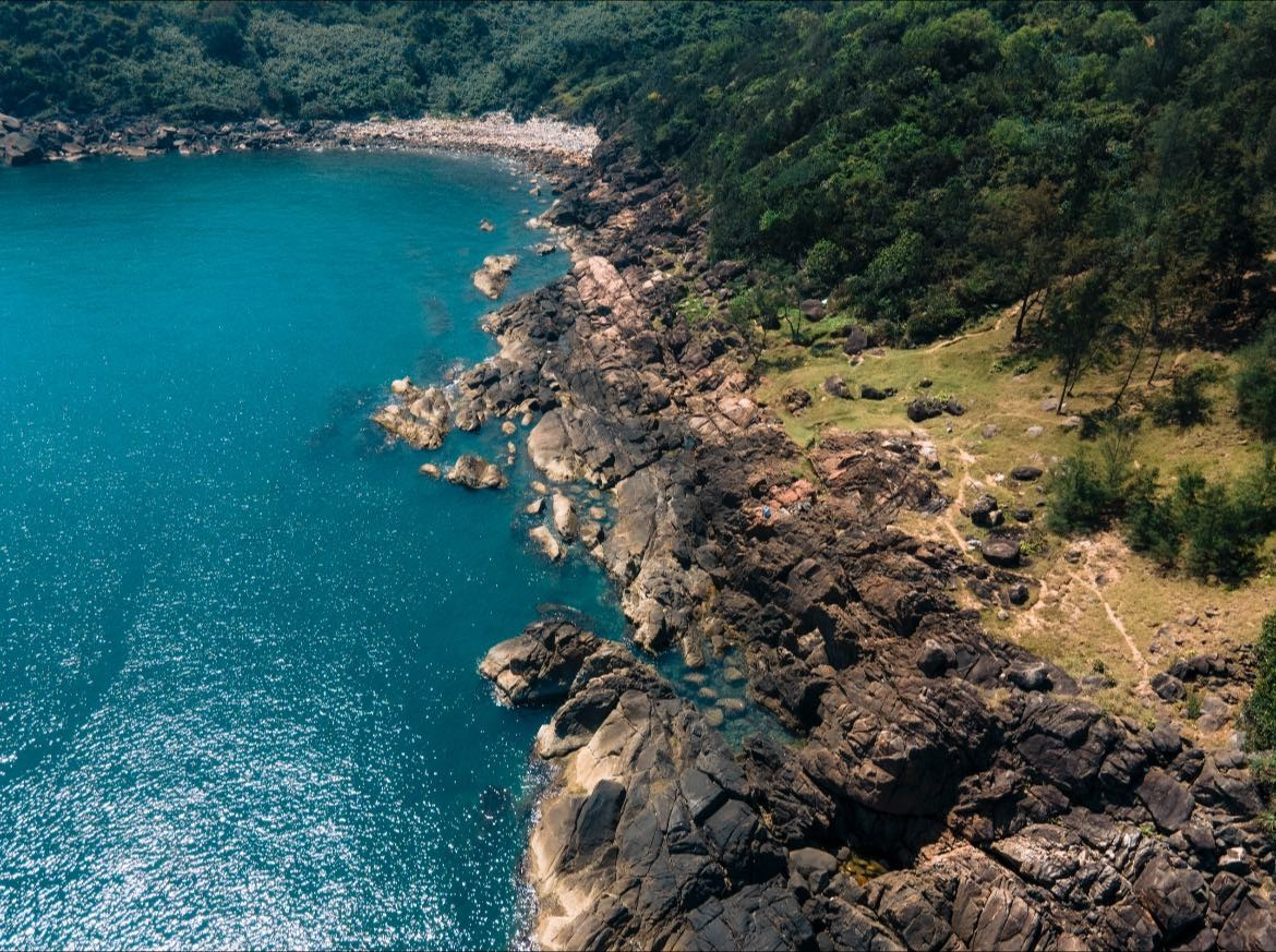 Không chỉ tắm biển, du khách có thể mang theo đồ ăn nhẹ để tổ chức picnic, chụp ảnh với những góc đá tự nhiên hay cắm trại nếu đi theo nhóm. Một số bạn trẻ còn lựa chọn nơi đây để chụp ảnh cưới hoặc các bộ ảnh phong cách hoang dã, tự do. Vào buổi chiều, ánh nắng dịu, gió mát, cảnh sắc nơi đây trở nên thơ mộng như một thước phim điện ảnh. Ảnh Blog của Rọt