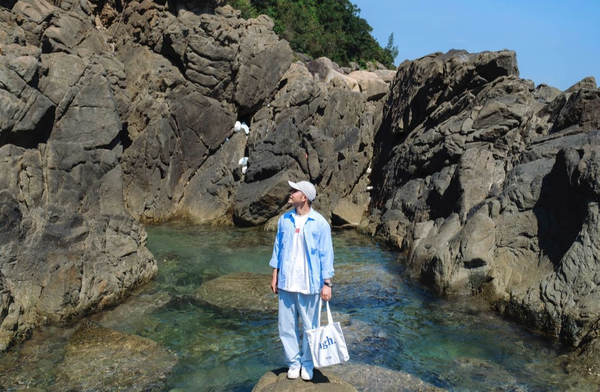 Khác với hình dung quen thuộc về một Đà Nẵng hiện đại, náo nhiệt và nhiều công trình du lịch sầm uất, Bãi Đá Đen là khoảng lặng rất riêng – nơi thiên nhiên vẫn giữ trọn vẻ nguyên sơ. Trong những ngày hè oi ả, chỉ cần một chuyến đi ngắn, vài giờ rong ruổi cùng bạn bè và ngồi lặng nghe sóng vỗ nơi bãi đá phủ rêu, cũng đủ để tiếp thêm năng lượng tích cực và cảm hứng sống chậm giữa guồng quay hối hả. Ảnh Blog của Rọt