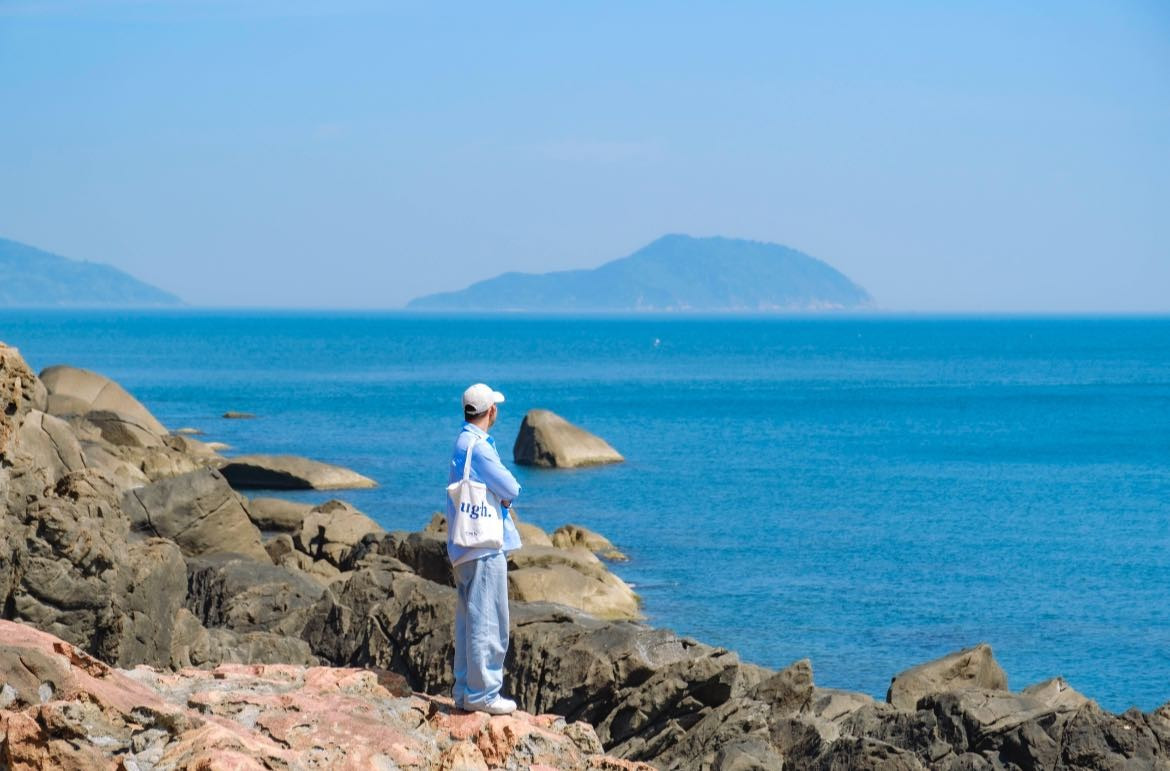 Tên gọi “Đá Đen” bắt nguồn từ những phiến đá lớn sẫm màu, nằm xen kẽ nhau bên bờ biển, phủ rêu xanh và rong mềm mịn – tạo thành khung cảnh độc đáo, khác biệt hoàn toàn so với những bãi tắm truyền thống. Ảnh Blog của Rọt