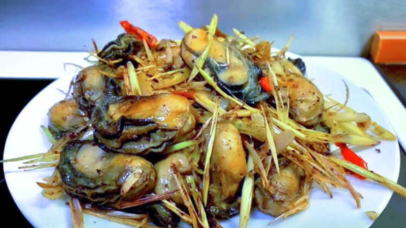 Sắt đóng vai trò then chốt trong việc vận chuyển oxy trong máu, duy trì mức năng lượng, hỗ trợ điều hòa thân nhiệt và góp phần vào nhiều quá trình sinh học quan trọng khác. Việc bổ sung sắt từ nguồn thực phẩm tự nhiên như hàu giúp cơ thể hấp thu tốt hơn, đồng thời hạn chế nguy cơ dư thừa so với việc lạm dụng các chế phẩm bổ sung. Ảnh minh họa