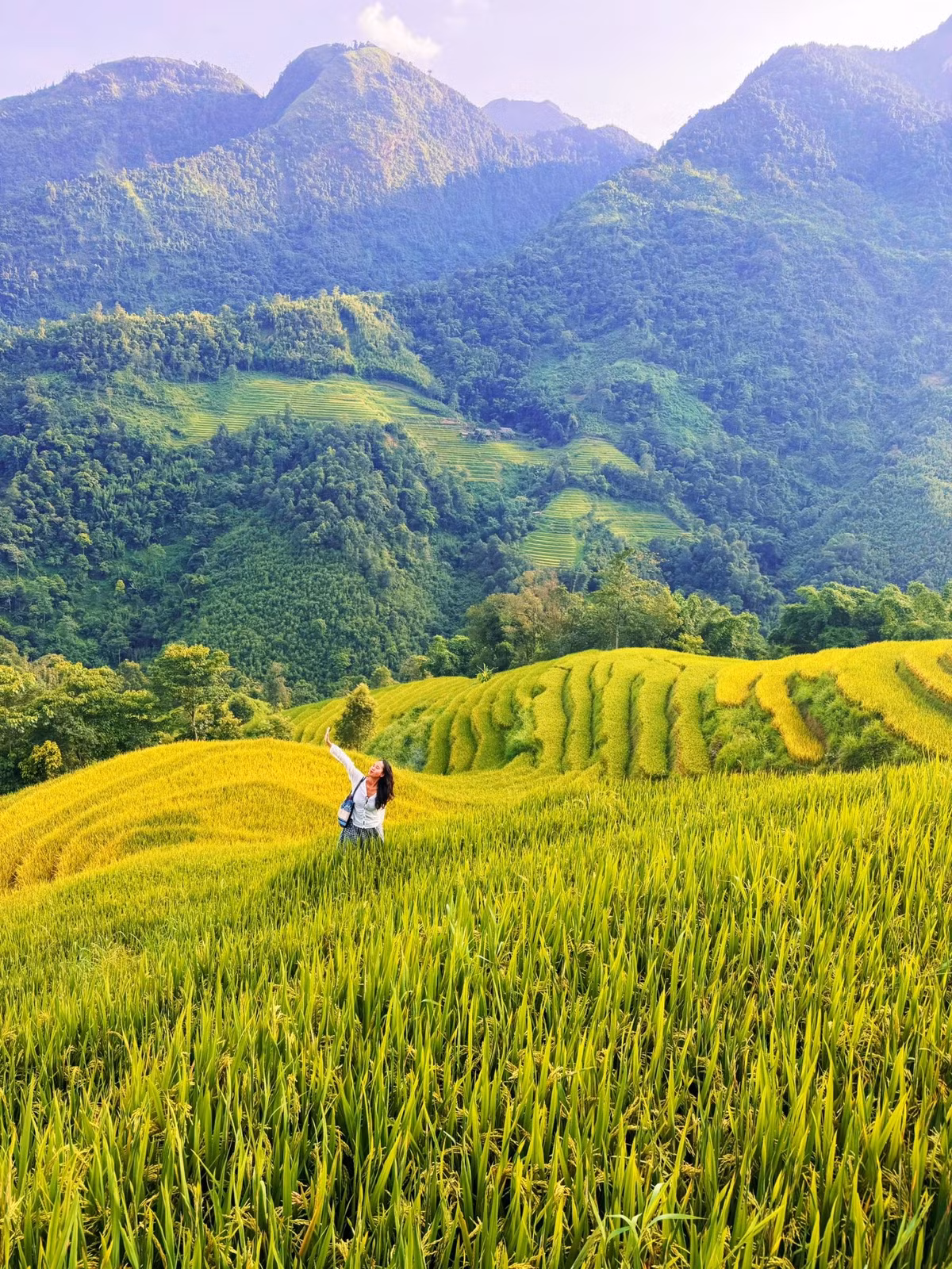 Séo Chong Hồ quyến rũ nhất khi hoàng hôn buông. Ngồi trên những con tường đá cổ, ngước lên là mặt trời tròn vành vạnh, nhuộm vàng cả thung lũng. Ảnh Fanpage Chuyện của Hậu
