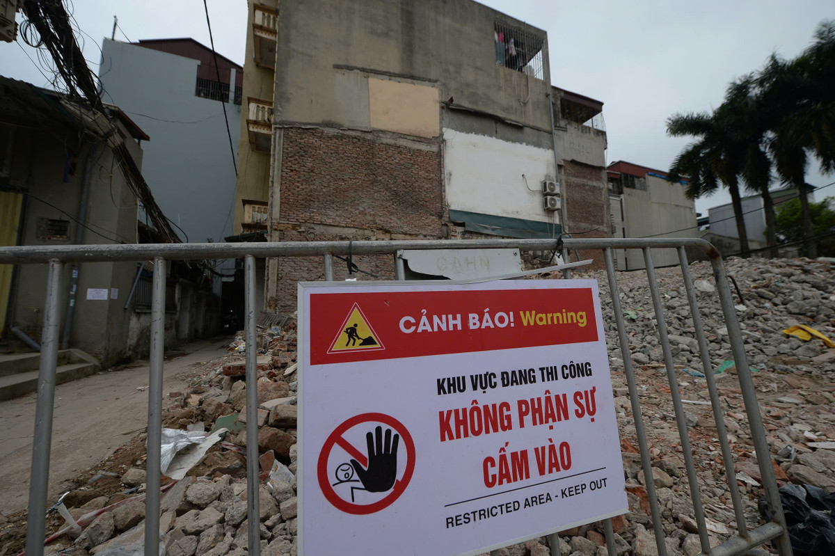 Khu vực công trường được rào chắn, cắm biển cảnh báo hạn chế người không phận sự ra vào. Một số hộ dân chủ động tự tháo dỡ, di chuyển tài sản và bàn giao mặt bằng theo thông báo của chính quyền. Bên cạnh đó, người thu mua phế liệu cũng tranh thủ thu gom sắt thép còn lại sau khi công trình bị phá dỡ.