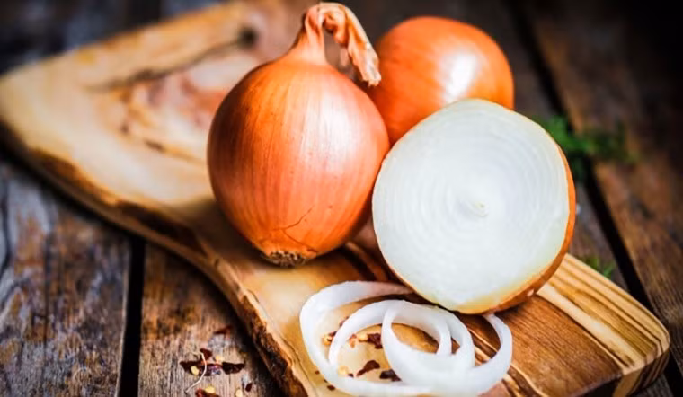 Dùng hành tây sống: Cắt đôi củ hành tây, chà trực tiếp lên vùng bị cháy khi nồi còn âm ấm. Các chất trong hành giúp làm mềm vết cháy, đồng thời khử mùi khá hiệu quả. Ảnh bachhoaxanh