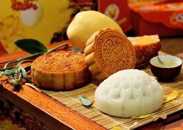 Mỗi mùa Trung thu, bánh nướng, bánh dẻo luôn là món quà truyền thống không thể thiếu trên mâm cỗ đoàn viên. Ảnh suckhoevadoisong