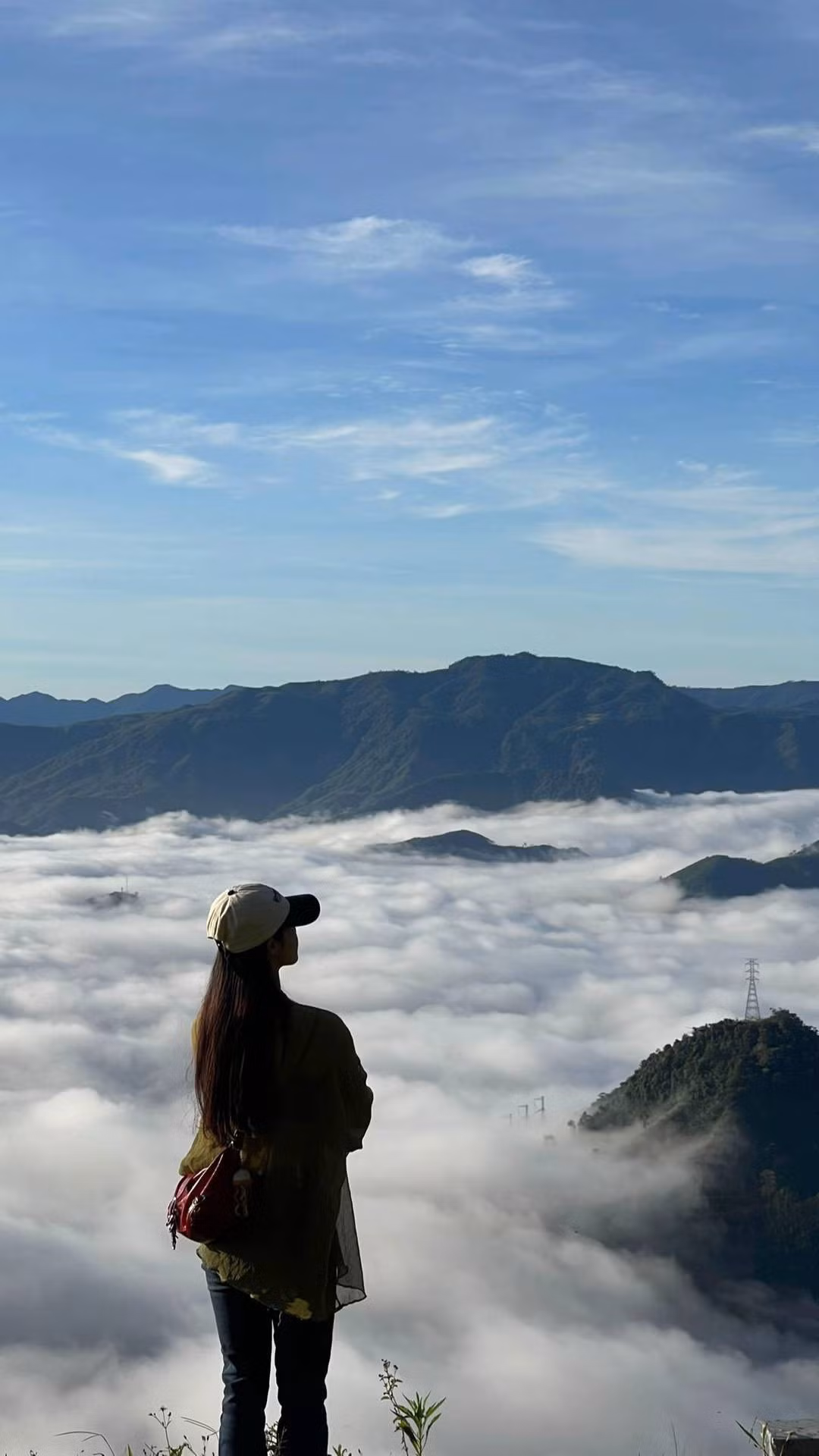 Đây là thời điểm mà ánh nắng đầu ngày nhẹ nhàng len lỏi qua những khe núi, chiếu sáng lên những đám mây trắng bồng bềnh trôi lững lờ giữa không trung. Ảnh thuuquyenn