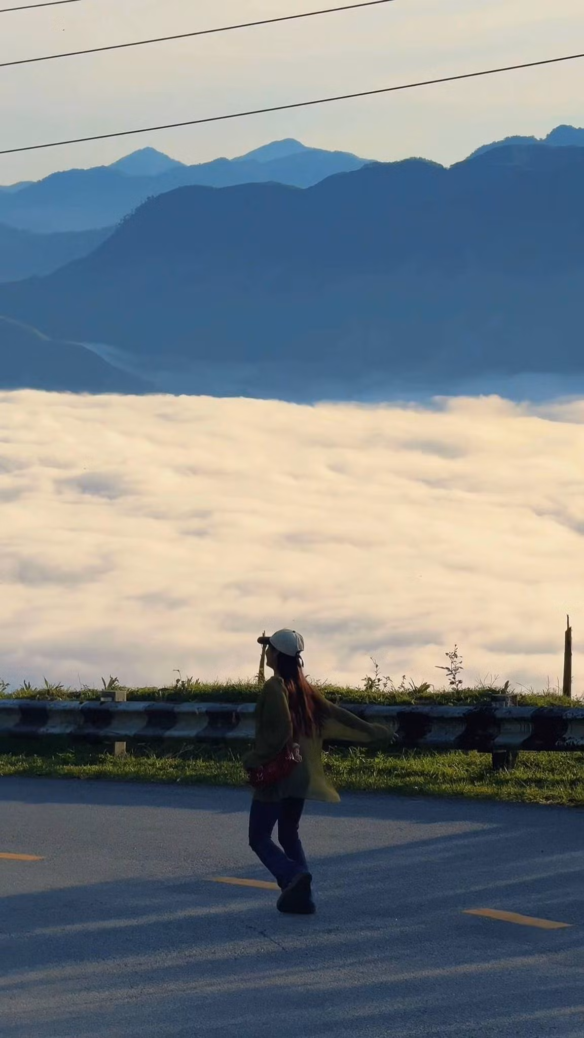 Đứng trên đỉnh đèo, giữa không gian rộng lớn, trong lành, chỉ có tiếng gió rì rào và tiếng chim hót, du khách như được hòa mình vào bức tranh thiên nhiên mơ màng, tạo nên cảm giác vừa thư thái vừa huyền ảo, khó quên. Ảnh thuuquyenn