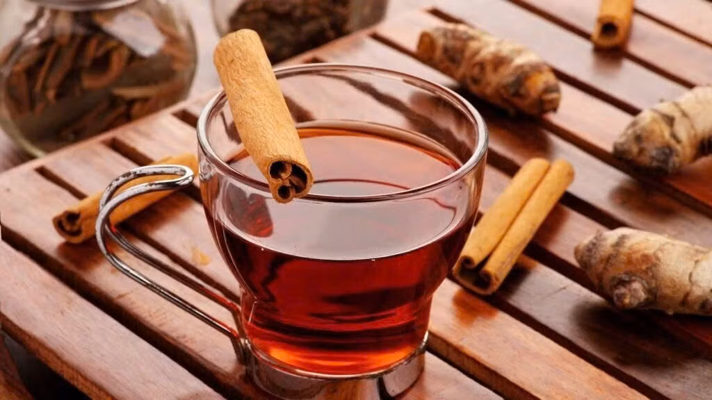 Ngoài ra, trà quế cũng là một lựa chọn được nhiều người quan tâm. Quế là loại gia vị quen thuộc, được chứng minh có khả năng thúc đẩy độ nhạy insulin và làm chậm sự gia tăng của đường huyết sau ăn. Một số nghiên cứu cho thấy, uống một lượng nhỏ trà quế trước khi sử dụng đồ uống có đường có thể giúp giảm mức đường trong máu, tuy nhiên việc sử dụng cần ở mức vừa phải để tránh tác dụng không mong muốn. Ảnh minh họa