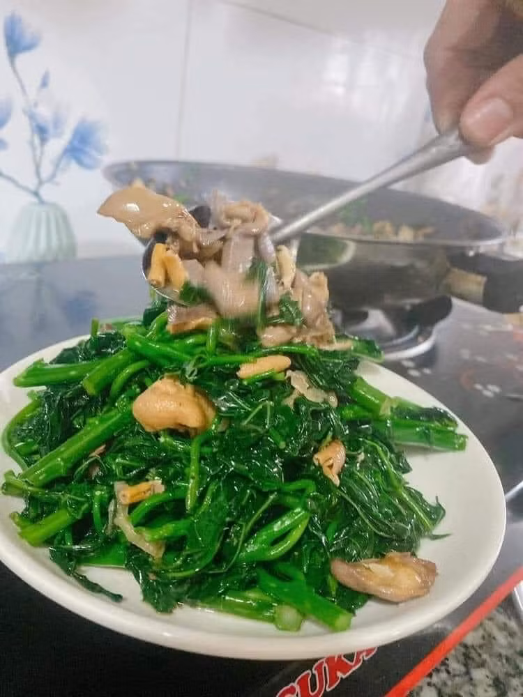 Hiện nay, rau mì chính được bán trên thị trường với giá khoảng 50.000–80.000 đồng/kg, cao hơn nhiều loại rau phổ biến. Dù vậy, nhu cầu vẫn tăng do người tiêu dùng tò mò và yêu thích hương vị lạ. Ảnh trucvufarm