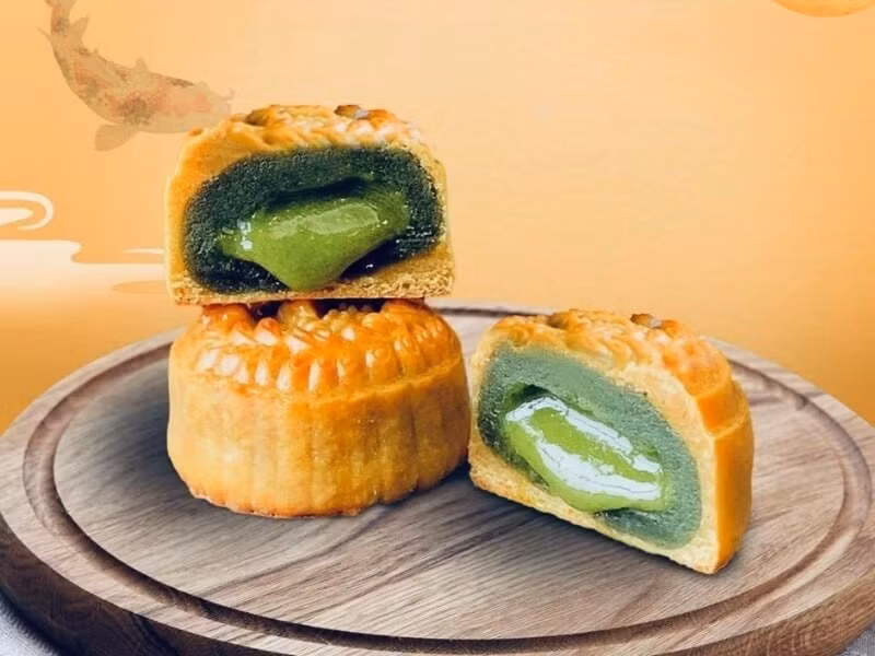 Trung thu là dịp để sum họp và chia sẻ, bánh trung thu vì thế mang nhiều ý nghĩa hơn là một món ăn. Chỉ cần ăn có chừng mực, lựa chọn loại bánh phù hợp, kết hợp với vận động và lối sống khoa học, bạn hoàn toàn có thể vừa tận hưởng trọn vẹn hương vị truyền thống, vừa giữ gìn vóc dáng và sức khỏe cho mình cũng như gia đình trong mùa trăng tròn. Ảnh Bửu Yến